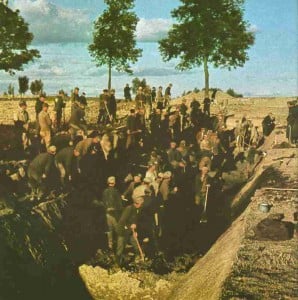 Vor Warschau werden Panzergräben ausgehoben.