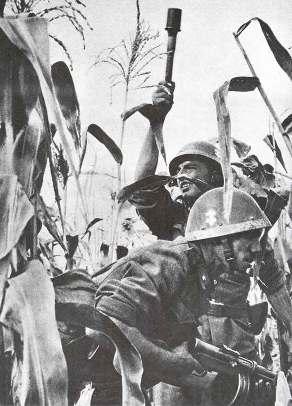 Soldaten der slowakischen Schnellen Division im Kampfeinsatz an der Ostfront.