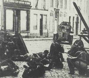 Deutscher Panzerwagen greift belgische Soldaten in Charleroi an