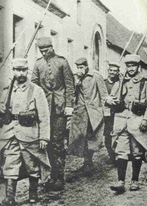 Franzosen führen deutsche Gefangene ab