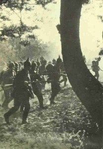 Deutsche Infanterie rückt durch Belgien vor.