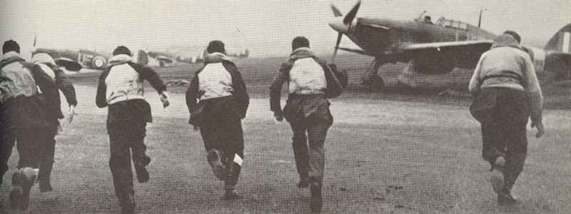 Piloten des Jägerkommandos laufen während der Schlacht um England zu ihren Hurricane-Jägern