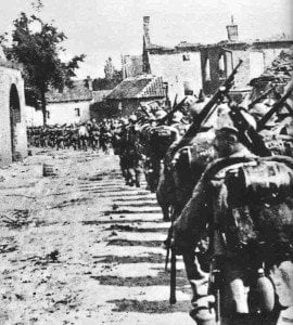 Deutsche Infanterie-Kolonne in Belgien 1914
