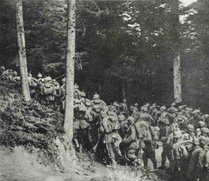 Deutsche Truppen auf Waldmarsch in Ostpreussen