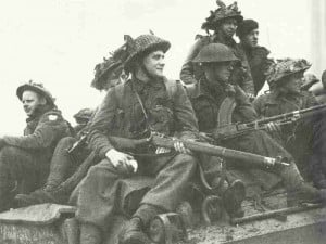 Britische Soldaten auf Sherman-Panzer