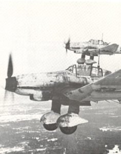 Junkers Ju 87 D Stukas auf ihrem Weg zu einem Ziel in der Nähe von Leningrad