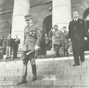 Präsident und Feldmarschall Mannerheim verlässt das finnische Parlamentsgebäude.