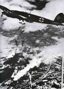 deutscher He 111-Bomber über Warschau