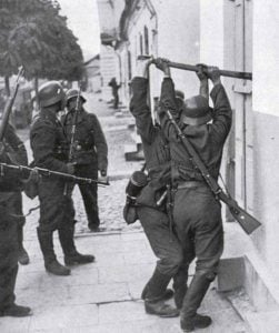 Deutsche Soldaten durchsuchen Häuser