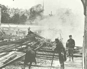 Belgische Soldaten sprengen Eisenbahnbrücke