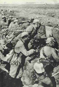 Deutsche Truppen im Schützengraben 1914