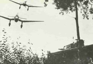 Stukas fliegen über einen PzKpfw IV hinweg.
