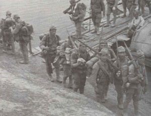 japanische Soldaten beim Überqueren einer Pontoon-Brücke in China