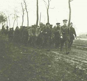 Britische Soldaten mit deutschen Kriegsgefangenen