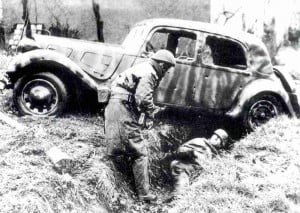 Französischer Soldat nimmt Deutschen Ende 1944 gefangen