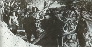 Französisches 75-mm M1897 Feldgeschütz im Gefecht