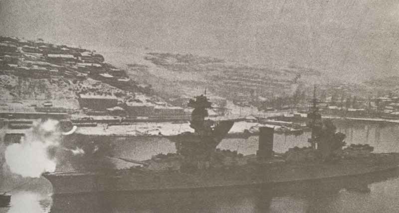 Schlachtschiff Parizskaja Kommuna beschießt deutsche Stellungen bei Sewastopol