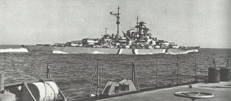 Die Bismarck vom Kreuzer Prinz Eugen aus fotografiert, am Anfang ihrer letzen Fahrt am 20.Mai 1941. Um ihre Silhouette zu verschleiern, befindet sich ein Tarnanstrich auf dem Rumpf.
