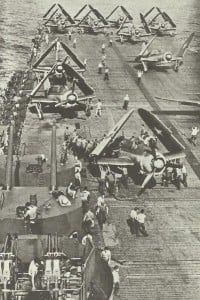 Flugzeuge auf Deck eines Essex-Trägers