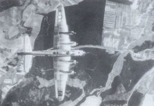 Draufansicht einer B-17G Fliegende Festung der 96. Bomber-Gruppe auf dem Weg zu ihrem Ziel.