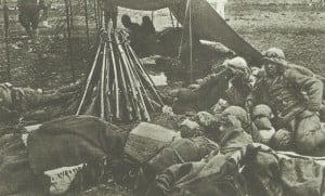 Türkische Kavalleristen in einem Feldlager im Kaukasus 