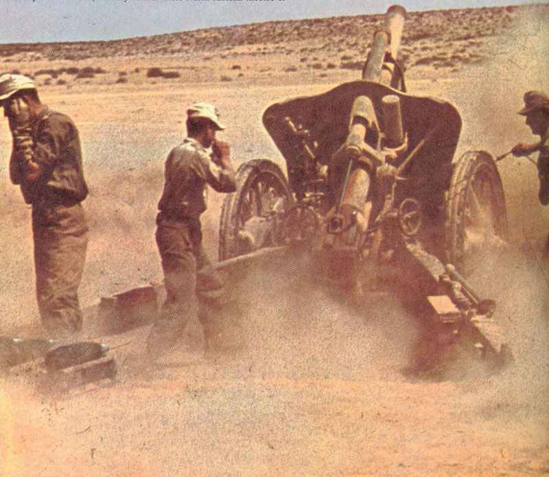 Feldkanone von Rommels Heeresgruppe Afrika im Feuereinsatz