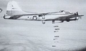 B-17G wirft Bomben ab