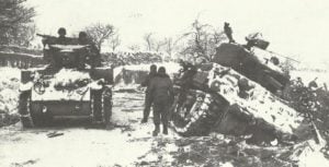 M5 Stuart fährt an M10 Panzerjäger in den Ardennen vorbei