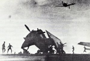 Kamikaze-Flieger auf den US-Geleitträger