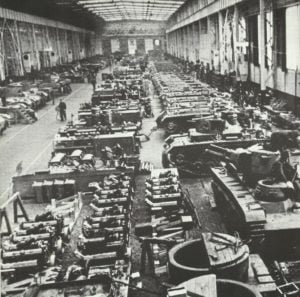 Montagehalle einer deutschen Panzerfabrik.