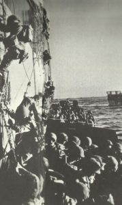 US-Soldaten klettern in Landungsboote im Lingayen-Golf