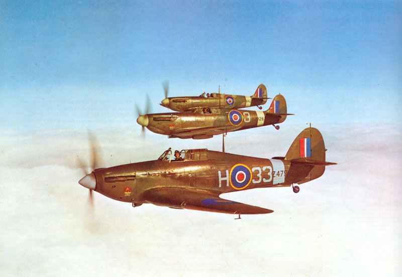 Hurricane I zusammen mit zwei Spitfire IIA