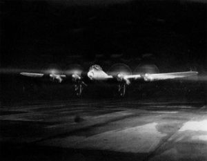 Lancaster-Bomber vor Start in der Nacht