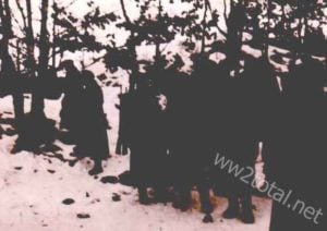 Deutsche Soldaten im tiefen Schnee eines Waldes