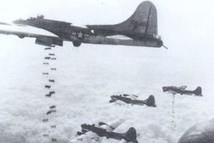 B-17G Fliegende Festungen werfen Bomben auf ein Ziel