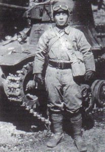 Besatzungsmitglied eines japanischen leichten Panzer Typ 95 Ha-Go