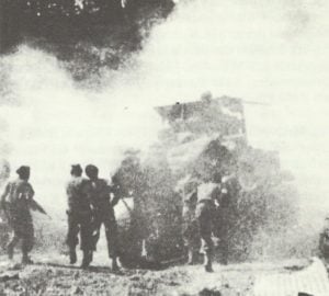 Soldaten der französischen 1. Armee greifen an