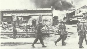 Truppen der Britischen 14. Armee durchkämmen eine Ortschaft