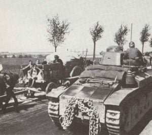 eine Kolonne französischer Renault R-35 Panzer 