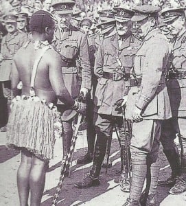 Offiziere und Soldaten bei einer folkloristischen Darbietung