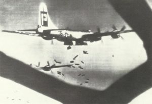  B-29 Superfortress wirft Brandbomben ab