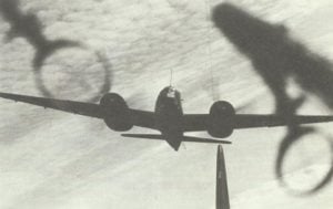 Eine Ju 88A, der schnelle deutsche Bomber für mittlere Strecken mit Bombenzuladung von 2500 kg und Sturzflugbremsen, die ihm auch einen Sturzangriff ermöglichen.