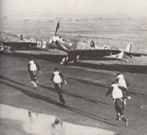 Piloten der RAF rennen zu ihren Spitfire-Jagdflugzeugen 