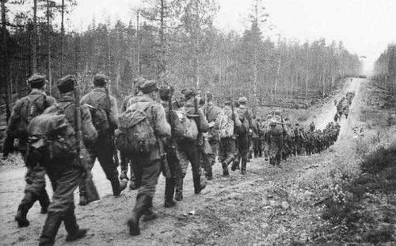 Finnische Armee auf dem Marsch