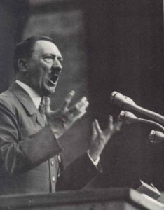  Hitler in der für ihn so typischen Pose