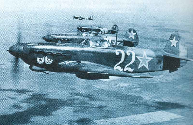 Mit Abwurftanks ausgerüstete Jak-9D, welche amerikanische Bomber begleiteten die zeitweise von ihren Einsätze über Deutschland oder Rumänien nach Russland weiterflogen. 