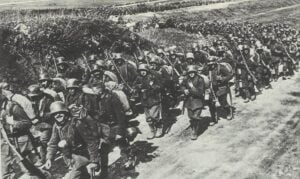 Deutsche Infanterie marschiert zur Frühjahrsoffensive 1918