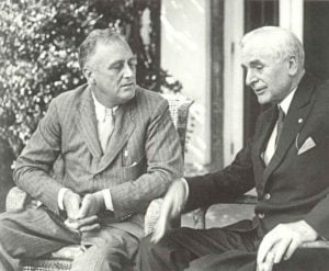 US-Präsident Franklin D. Roosevelt im Gespräch mit Außenminister Cordell Hull