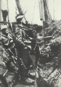 Deutsche Infanteristen im Schützengraben