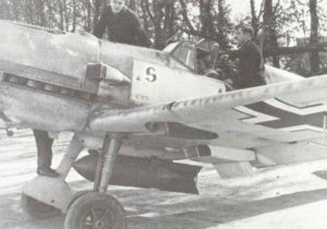 SC-250-Bombe (250kg) unter dem Rumpf einer Bf 109E